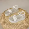 Sandálias de Solado Grosso de Tamanho Pequeno para Mulheres 2025 Este Ano Novo Estilo Fada Sapatos Baixos de Solado Plano Aumentado de Solado Macio Populares Casuais Sandálias Romanas