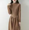 Vestido de Tricô Elegante Estilo Francês com Gola Meia-Alta para Outono e Inverno, Novo Estilo, Simples e Sofisticado, Combinado com um Casaco e Suéter Vestido Longo