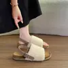 Sandálias da moda em lã de cordeiro com biqueira aberta, sandálias de sola grossa estilo coreano para outono e inverno, brancas e marrons, versáteis e bonitas 2026 sandálias de pelúcia