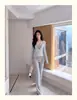 Conjunto Casual de Traje Estilo Coreano Maduro y Puro para Mujer Otoño Cardigan con Ribete de Encaje Camisola Capa Interior Pantalones Largos de Micro-campana Conjunto de Tres Piezas