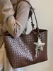 Bolso tote tejido a la moda y con estilo, nueva versión coreana de tendencia 2025, bolso tote vintage, simple y de gran capacidad, bolso de hombro y para el antebrazo