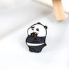 Broche de Panda Pequeño Kung Fu de Liquidación Insignia Linda de Dibujos Animados Estilo Japonés Pin de Patineta Clip para Mochila Infantil