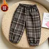 Comércio Exterior Infantil 2026 Outono/Inverno Novo Estilo Calças com Forro de Fleece para Meninos Calças Casuais Infantis Largas Bonitas Estilo Coreano Calças Jogger Xadrez