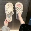 Pantuflas de Piel con Lunares Estilo Coreano para Mujer 2026 Otoño/Invierno Nuevas Pantuflas Simples de Fondo Plano con Una Tira Pantuflas de Algodón para Exteriores Abiertas