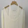 Conjunto de Duas Peças Estilo Coreano Treze Fileiras sum* Outono 2026: Um top de camiseta pulôver estiloso e bem desenhado para mulheres