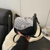Bolso pequeño súper popular para mujer 2025, nuevo, de moda europea y americana, sencillo y atmosférico, bolso de hombro texturizado, pequeño bolso cuadrado para uso diario de nicho.