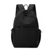 Mochila de nylon de color sólido estilo minimalista japonés para parejas, adecuada para viajar, ofreciendo una sensación relajada, almacenamiento versátil y uso casual