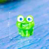 Nuevo producto transfronterizo: adorable rana miniatura con una corona y ojos azules, perfecta para decoraciones y accesorios de bricolaje, una pequeña pieza decorativa