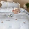 Lindo Set de Cuatro Piezas de Algodón con Hilo Arrugado de Corazón para Niña, Funda Nórdica Bordada con Oso, Ropa de Cama Linda de Dibujos Animados, Azul Polvo