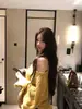 Suéter de Punto Irregular Francés de un Hombro Amarillo con Lentejuelas Huecas para Mujer Otoño Invierno Estilo Holgado Perezoso Top de Punto Off-the-Shoulder