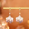 Brincos de Gancho Exquisitos de Folha de Ginkgo de Luxo Leve e Nicho com Brincos de Flor Plissada Roxa Misteriosa Contrastante, Brincos Elegantes e Estilosos para Mulheres
