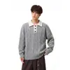 Suéter College Masculino Vintage Novo Outono/Inverno 2026 com Gola Dobrável em Cor Contrastante e Textura de Tricô Grosso, Caimento Solto