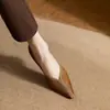 Tacones Altos Retro Franceses Chuyuji para Mujer Nuevo Estilo Primavera y Otoño 2026 Tacón Medio Grueso Bajo Piel Suave Corte en V Punta Fina
