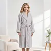 Bata de lujo ligero bordada de grano de maíz, forro polar de coral para mujer, absorbente, no suelta pelusa, de manga larga, ropa de estar de alta gama con cuello de solapa