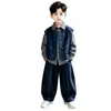 Ropa de Otoño para Niños 2026 Estilo Nuevo Conjunto de Tres Piezas con Camisa a Cuadros de Moda y Chaleco de Mezclilla para Niños Grandes Atuendo Estilo Coreano para Niños