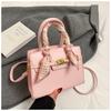Bolsa Pequena de Luxo 2025 Novo Estilo Bolsa Feminina Primavera e Verão Versátil Bolsa Transversal Retrô Bolsa Quadrada Pequena Bolsa Kelly Portátil