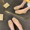 Sapatos Mary Jane com Salto Grosso Borboleta Estilo Uva Feminino 2026 Novos Sapatilhas Francesas de Salto Baixo Sapatos de Bico Raso Versáteis