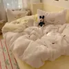 Conjunto de cama de quatro peças com bordado de veludo de leite de cordeiro espesso para outono e inverno, capa de edredom e lençol de cama de flanela de coral de desenho animado para dormitório individual