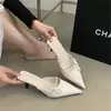 Chuyuji Versão Coreana 2026 Verão Novos Sapatos Mule Slip-On de Salto Alto Bico Fino Estilo Francês Sapatos Meio Abertos