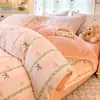 Juego de Cuatro Piezas de Leche Gruesa Clase A Estilo Sábana Ajustable Estampado Floral Pequeño Invierno Coral Fleece Franela Funda Nórdica Sábana Juego de Tres Piezas