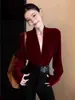 Elegante top de terciopelo color burdeos con cuello en V y manga larga, nueva colección primavera 2026, blusa ajustada para outfit de Año Nuevo