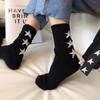25 Meias Femininas Novas Outono e Inverno Estilo Japonês Esportivas Personalidade Simples Versátil Estrela de Cinco Pontas Celebridade da Internet Meias de Cano Médio Estrela Preta e Branca
