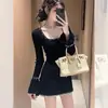 Início do outono, um look suave e elegante para uma jovem rica, perfeito para ocasiões importantes, exalando uma vibe luxuosa e sofisticada - um deslumbrante vestido preto