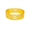 Pulseira de lembrancinha de casamento em liga de cobre com fecho de filigrana intrincado vazado, mesmo estilo das encontradas em joalherias, pulseira de design de luxo leve nicho para mulheres