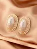 Pendientes Ovalados de Perla y Aleación con Pliegues de Aguja Plateada, Estilo Retro Francés, Pendientes de Moda Personalizados, Fabricante Qingdao