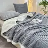 Manta nueva grande de pelo sintético de conejo a rayas, doble cara de lana de cordero, engrosada para abrigar, color liso, ropa de cama y textiles para el hogar al por mayor