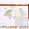 Percha de plástico semicircular recubierta percha de ropa doméstica metálica engrosada percha de ropa engrosada antideslizante sin costuras percha de ropa al por mayor