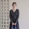 Elegante suéter de tricô cinza com decote em V estilo francês para mulheres, suéter de outono, deslumbrante top de base ajustado ao corpo