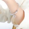 Pulsera de acero de titanio chapada en oro personalizada avanzada retro de estilo europeo Pulsera opcional con colgante de estilo europeo y americano para mujer Venta al por mayor