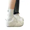 Tênis de alta qualidade com sola grossa para mulheres, nova coleção outono 2026, sapatos brancos de sola macia, tênis versáteis para treinamento alemão de estudantes