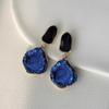 Brincos geométricos irregulares pequenos de gota de óleo azul fresco Temperamento artístico retro da forma Brincos simples de sentido avançado