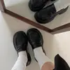 Zapatos de cuero para mujer de suela gruesa y punta redonda, color retro versátil, nuevos modelos de otoño 2026, estilo francés, tacón grueso, mocasines de estilo británico.
