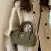 Bolso Boston Satchel Retro de Gama Alta para Mujer Otoño e Invierno 2025 Nuevo Estilo Coreano Nicho Bolso de Hombro Cruzado para Viajar