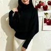 Diseño estilo coreano, nuevo estilo suave, suéter de punto niche para interior con cuello semi-alto y mangas murciélago, jersey negro para mujer