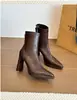 Botas de Cano Curto Elegantes e Estilosas para Mulheres, Estilo Novo Outono/Inverno 2026, Bico Fino, Couro Macio, Cano Ajustado, Salto Alto, com Zíper Lateral na Cor Preta