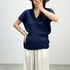 Camiseta feminina Miyake gola V manga curta, cor sólida, simples e versátil, design solto com retalhos, top emagrecedor e moderno