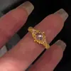 Conjunto de Anéis Luxuosos em Formato de Coração Rosa com Asas Cravejadas de Diamantes para Casais, Anéis Versáteis Doces e Modernos
