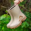 Botas de lluvia de caña media con suela gruesa para hombre, antideslizantes, impermeables, botas de lluvia elegantes con forro de felpa, zapatos de goma cálidos para trabajo en cocina, zapatos de agua, cubrebotas
