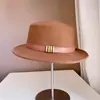 2024 Decoración de Cinturón Estilo Hepburn Moda Sombrero Plano para Mujer Otoño e Invierno Elegante Sombrero de Copa de Lana Moda Versátil Sombrero de Moda