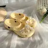 Tamancos confortáveis estilo fada com strass em flor, sola macia, para pais e filhos, para mulheres, populares nas redes sociais, sandálias Mary Jane de arco baixo para o verão