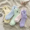 Calcetines de invierno al por mayor bordado de animales gatito medio terciopelo calcetines de mujer forro polar gruesos calcetines de terciopelo coral calcetines para el hogar