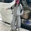 Conjunto de sudadera de otoño e invierno para niñas 2026 nuevo casual estilo coreano deportivo sudadera y pantalones de chándal para niños mayores