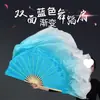 Abanico de seda de doble cara degradado azul lago blanco abanico de baile Jiaozhou alargado abanico grande para actuación de baile