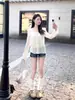 Blusa Feminina de Cor Damasco, Estilo Desejo Puro, Gola V Pequena, Proteção Solar, Tecido Leve, Estilo Fino para o Verão 2026, com Bordas Franzidas, Camiseta de Manga Longa para Camadas