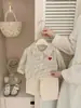 Camisa a cuadros para niñas de primavera y otoño con parche de corazón, cuello camisero, manga larga, top casual holgado para bebés y niños pequeños