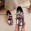 Sapatos de Couro Infantis 2026 Primavera e Outono Versão Coreana Meninas Laço Prata Rasteirinhas Bebê Sola Macia Baixo Sapatos de Princesa